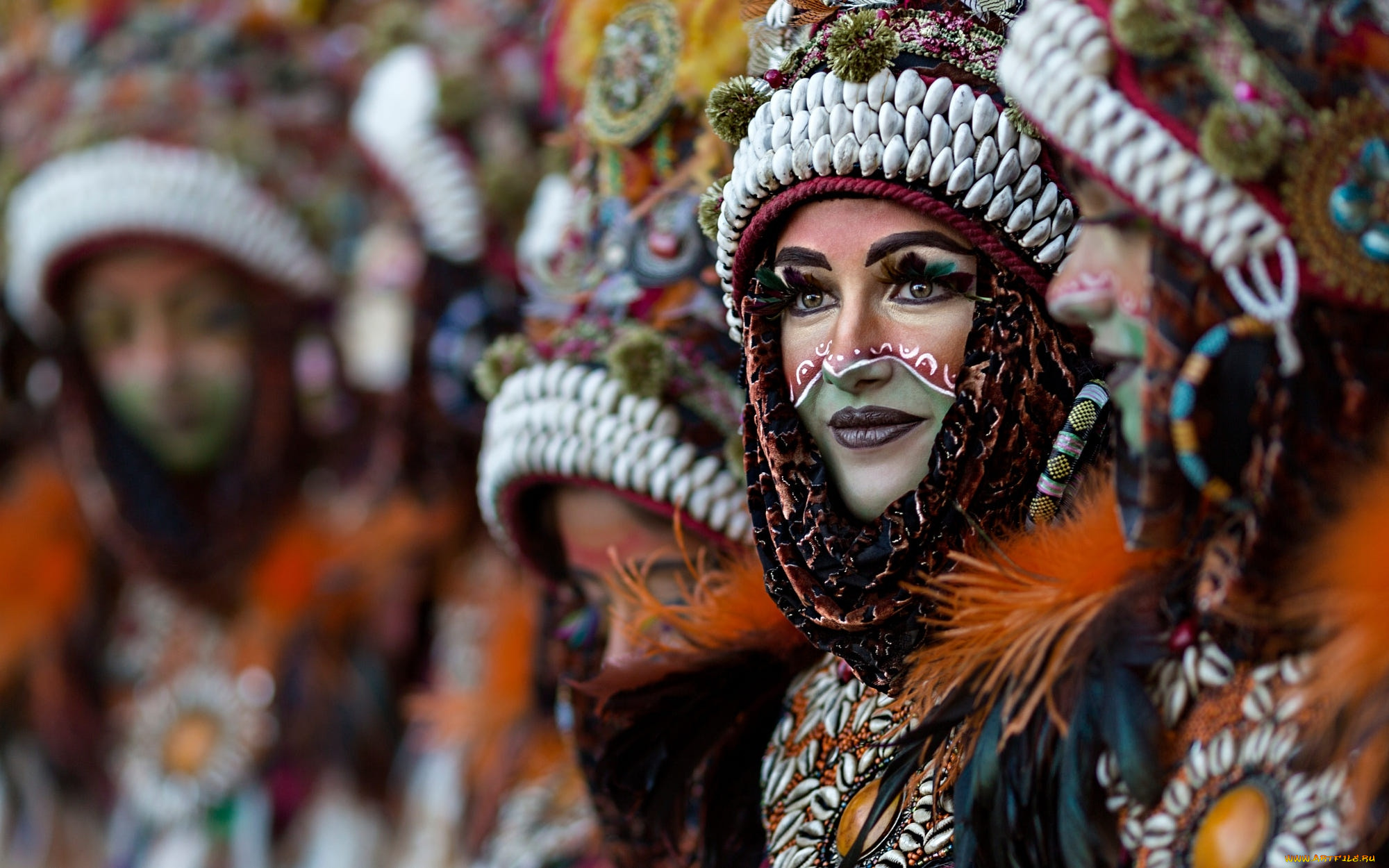 Улыбка карнавал. Обои на телефон для девочек Вали карнавал. Feathered Carnival Costume.